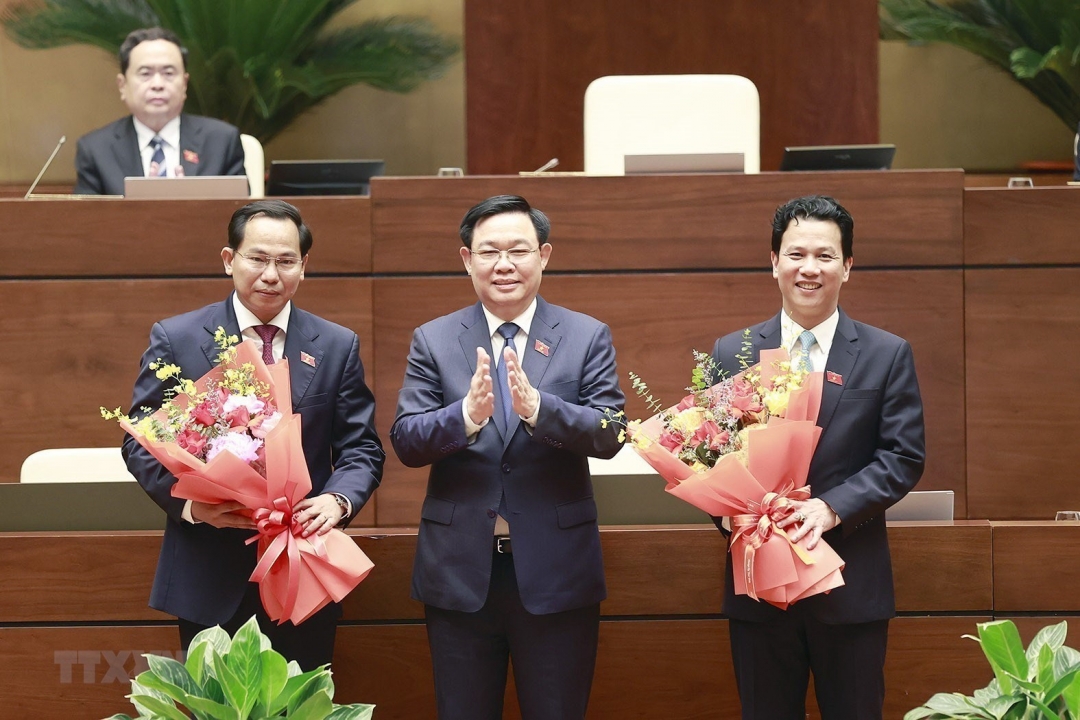 Chủ tịch Quốc hội Vương Đình Huệ chúc mừng tân Chủ nhiệm Ủy ban Tài chính-Ngân sách của Quốc hội Lê Quang Mạnh (bên trái) và tân Bộ trưởng Bộ Tài nguyên và Môi trường Đặng Quốc Khánh (bên phải), nhiệm kỳ 2021-2026. (Ảnh: Doãn Tấn/TTXVN)