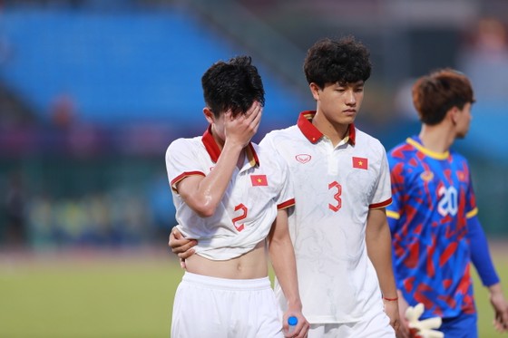 Nỗi buồn, sự thất vọng của các cầu thủ khi để thua Indonesia ở bấn kết. Ảnh: Dũng Phương