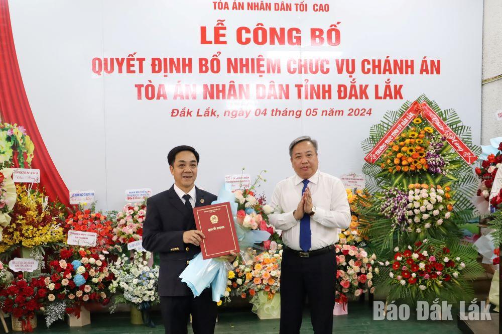 Trao quyết định bổ nhiệm Chánh án Tòa án Nhân dân tỉnh Đắk Lắk cho ông Nguyễn Văn Chung.