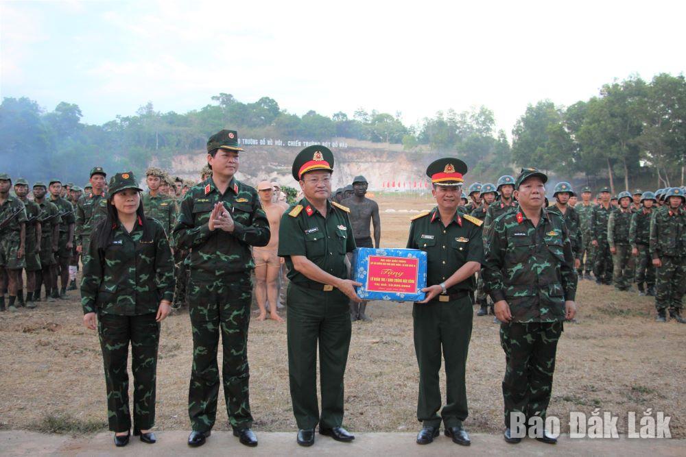 Đại diện nhà trường và lớp học trao quà tặng cán bộ, chiến sĩ Lữ đoàn Đặc công 198.