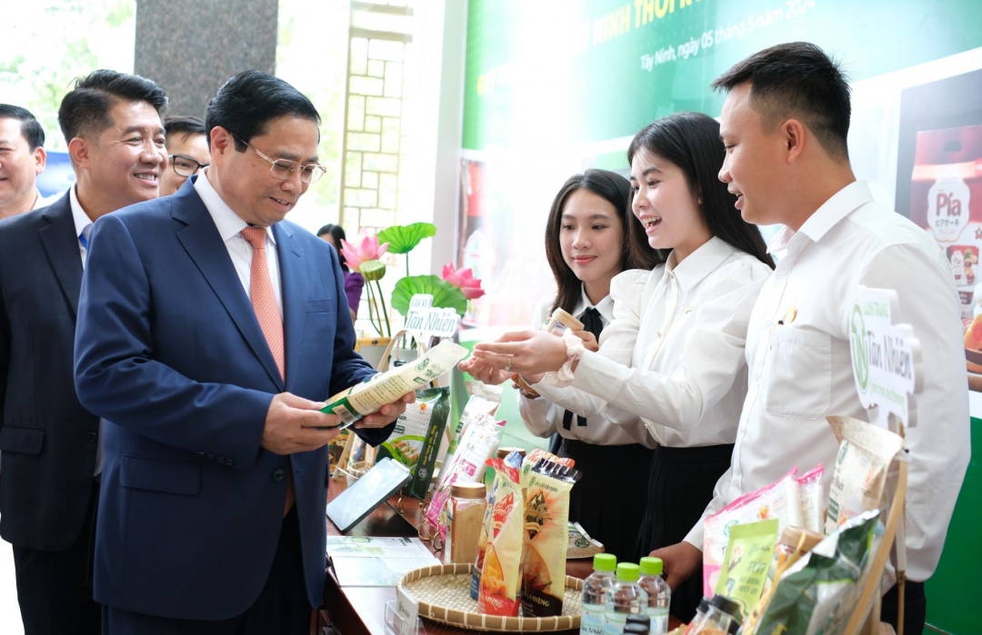 Thủ tướng Chính phủ Phạm Minh Chính và lãnh đạo các Bộ, ngành, lãnh đạo tỉnh Tây  Ninh tham quan các gian hàng trưng bày sản phẩm nông nghiệp đặc trưng của tỉnh.