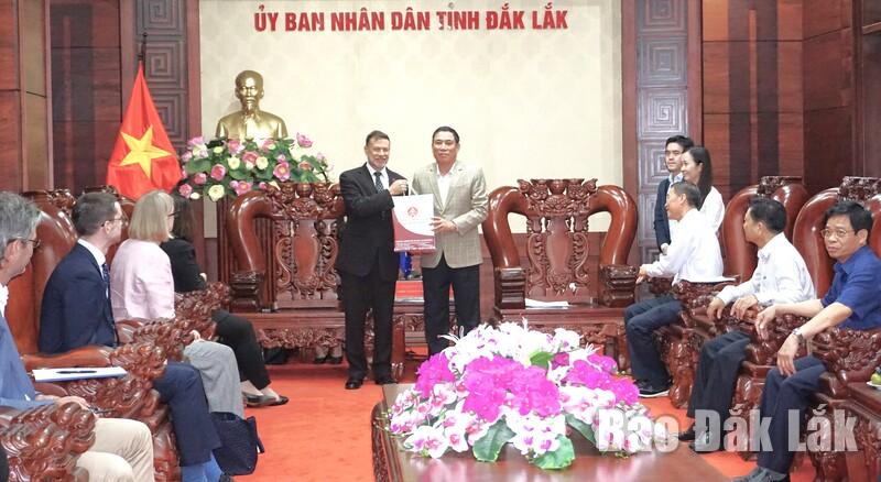 Phó Chủ tịch UBND tỉnh Võ Văn Cảnh trao quà lưu niệm tặng Đoàn công tác của Đại sứ quán, Tổng Lãnh sự quán Australia tại Việt Nam.