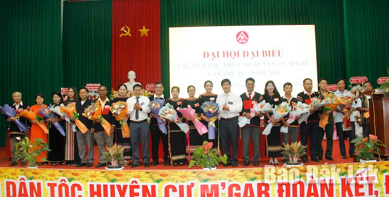 Lãnh đạo UBND tỉnh, lãnh đạo UBND huyện tặng hoa chúc mừng các đại biểu chính thức dự Đại hội đại biểu các DTTS tỉnh Đắk Lắk lần thứ IV năm 2024
