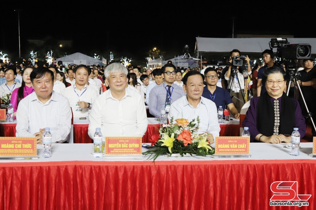 Các đồng chí nguyên là lãnh đạo Trung ương và nguyên lãnh đạo tỉnh Sơn La dự lễ công bố.