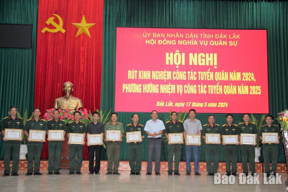 Phó Chủ tịch UBND tỉnh Võ Văn Cảnh tặng Bằng khen cho các tập thể 