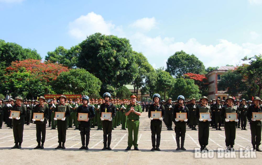 Trao Chứng nhận hoàn thành khóa huấn luyện cho các chiến sĩ.