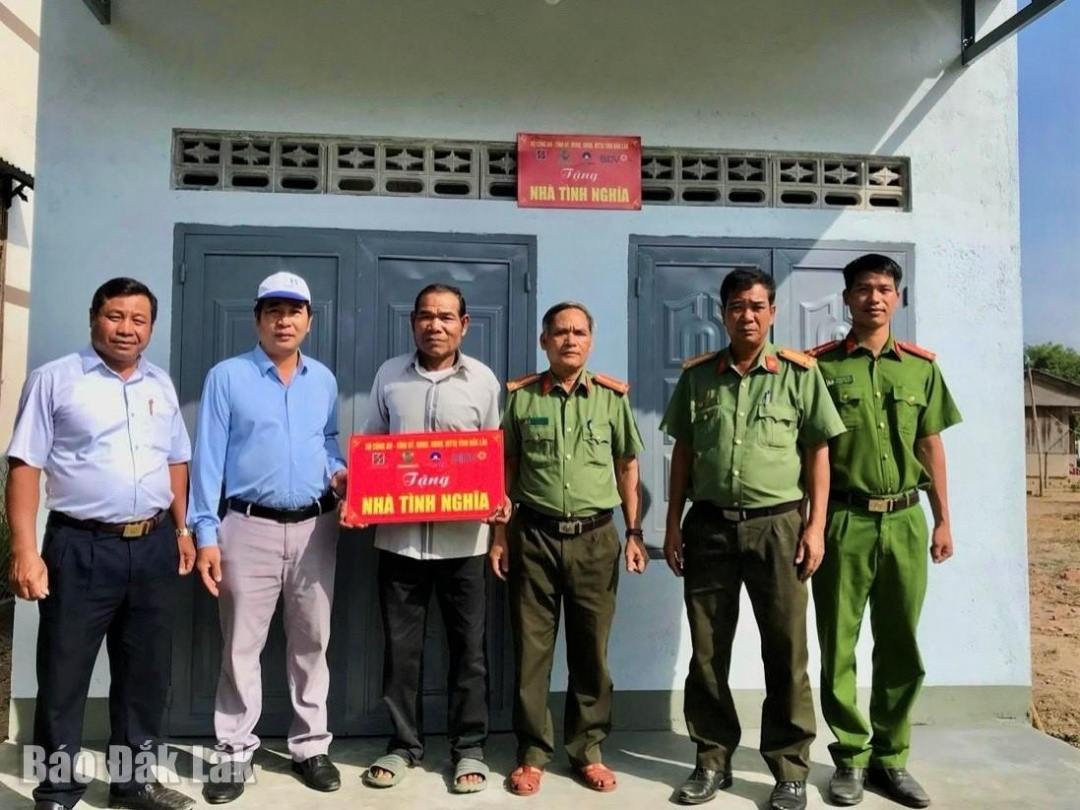 Công an huyện Lắk phối hợp với chính quyền địa phương bàn giao nhà cho hộ dân được hỗ trợ nhà ở theo đề án. 