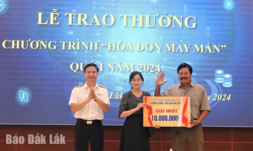 Ông Phạm  Thanh Long, Phó Cục trưởng Cục Thuế tỉnh Đắk Lắk giải Nhất cho gia đình trúng thưởng.