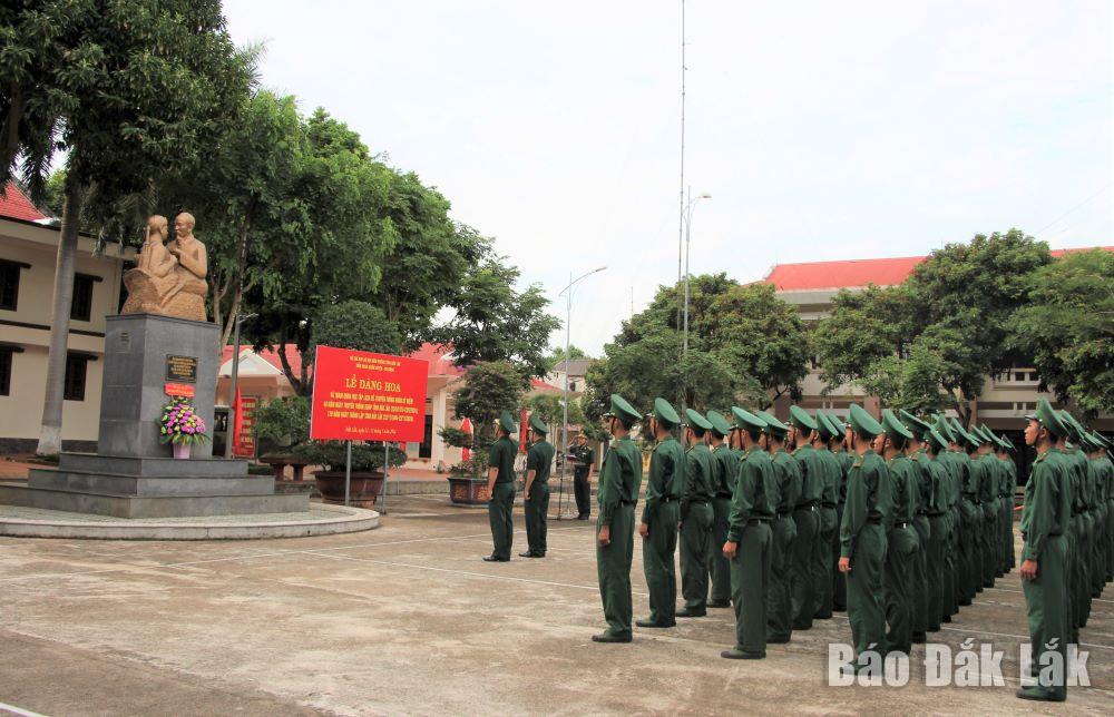 Chiến sĩ mới Tiểu đoàn Huấn luyện - Cơ động tham gia dâng hương tại Tượng đài Bác Hồ với chiến sĩ Biên phòng.