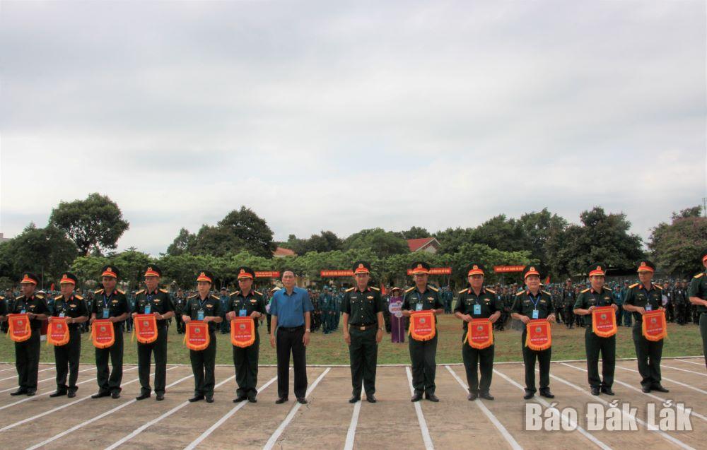 Phó Chủ tịch UBND tỉnh Võ Văn Cảnh cùng đại diện Ban tổ chức hội thao trao cờ lưu niệm cho các đoàn hội thao.