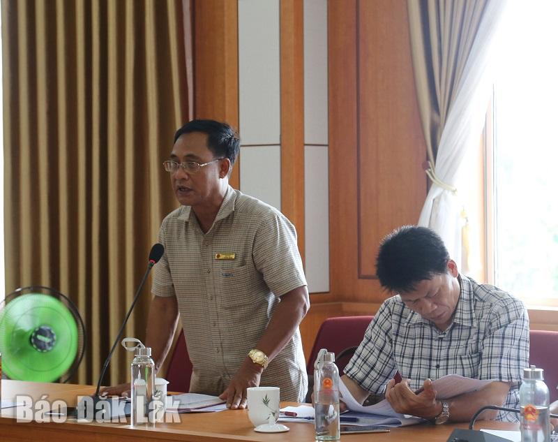 Phó Chủ tịch UBND huyện Ea Hleo Y Thắng Ê Ban giải trình một số nội dung về công tác  quản lý bảo vệ rừng