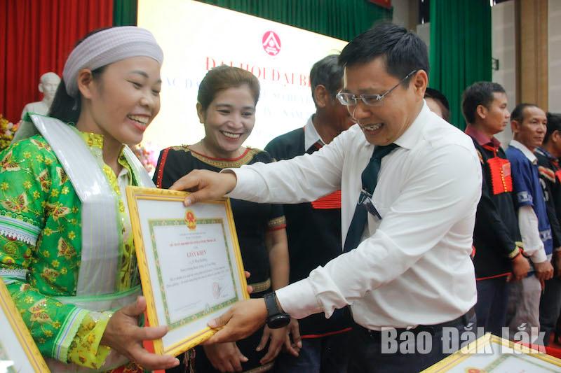 Ông Vũ Hồng Nhật, Chủ tịch UBND huyện Cư Mgar tặng Giấy khen của UBND huyện cho các cá nhân có thành tích xuất sắc trong công tác dân tộc.