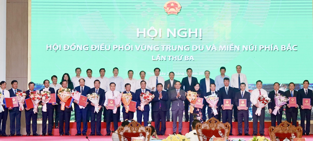 Phó Thủ tướng Chính phủ Trần Lưu Quang trao Quyết định phê duyệt quy hoạch vùng cho lãnh đạo các địa phương.