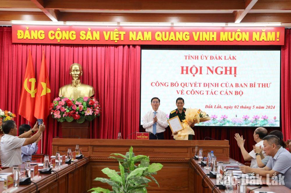Ủy viên Trung ương Đảng, Bí thư Tỉnh ủy Nguyễn Đình Trung trao Quyết định cho Đại tá Niê Ta.