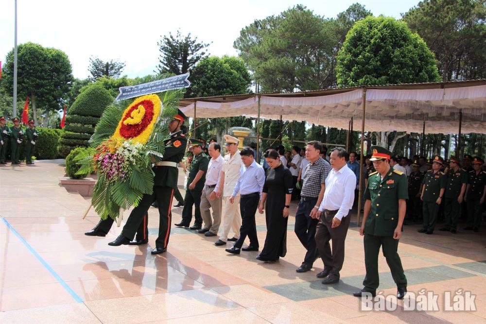 Đoàn đại biểu tỉnh Đắk Lắk tổ chức dâng hoa các anh hùng liệt sĩ.