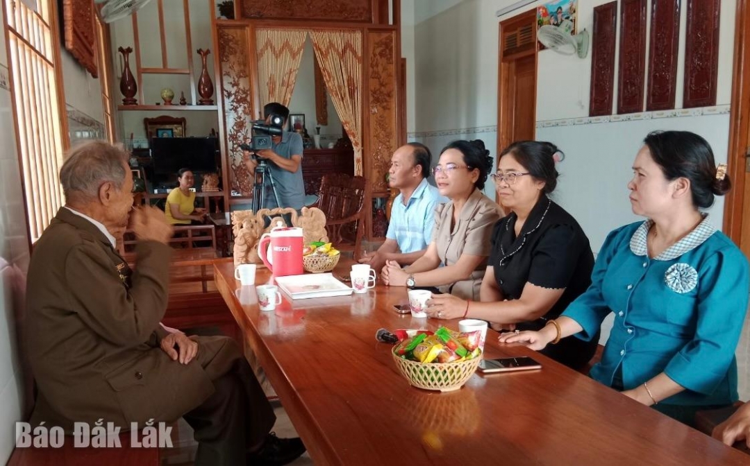 Đoàn đến thăm gia đình cụ Nguyễn Đắc Lượng (SN 1932, ngụ tại thôn Liên Kết 3, xã Buôn Tría).