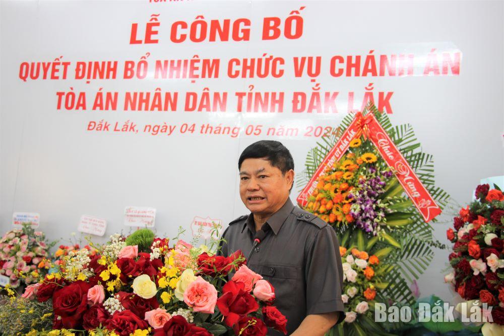 Phó Bí thư Thường trực Tỉnh ủy Phạm Minh Tấn phát biểu chúc mừng tân Chánh án Tòa án Nhân dân tỉnh Đắk Lắk.