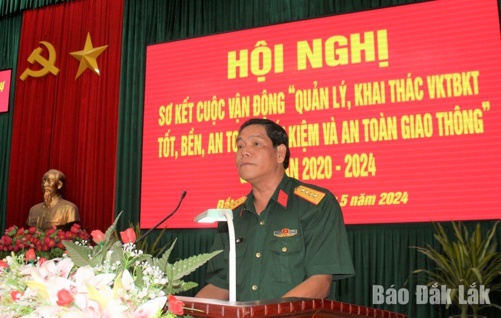 Đại tá Niê Ta, Chỉ huy trưởng Bộ Chỉ huy Quân sự tỉnh phát biểu tại hội nghị.