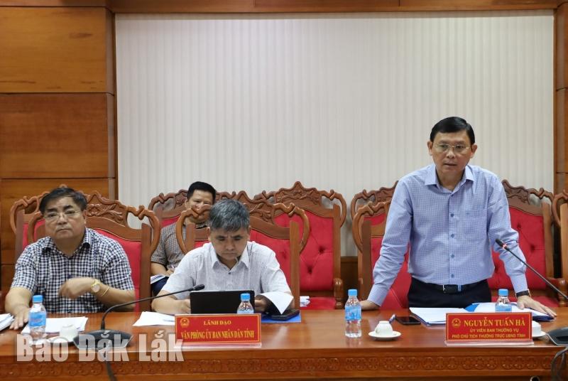 Phó Chủ tịch Thường trực UBND tỉnh Nguyễn Tuấn Hà phát biểu, thông tin thêm về một số khó khăn, vướng mắc trong thực hiện nhiệm vụ phát triển KT-XH, đảm bảo QPAN trên địa bàn tỉnh.