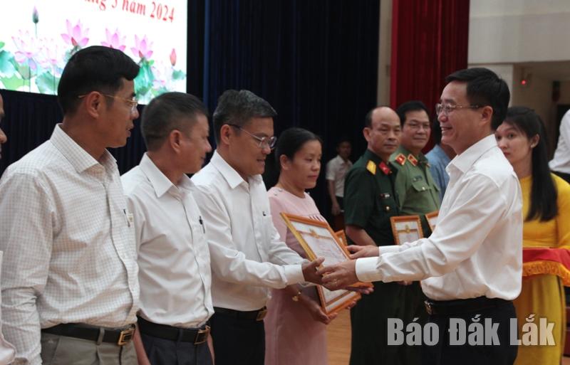 Đồng chí Nguyễn Đình Trung, Ủy viên Trung ương Đảng, Bí thư Tỉnh ủy trao Bằng khen tặng các tập thể.