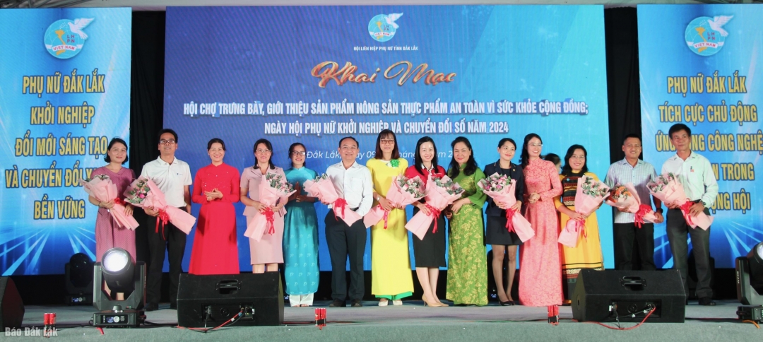 Phó Bí thư Tỉnh ủy Y Biêr Niê và lãnh đạo Hội Liên hiệp Phụ nữ tỉnh tặng hoa cho các đơn vị, doanh nghiệp đã hưởng ứng, đồng hành, hỗ trợ phụ nữ phát triển kinh tế.