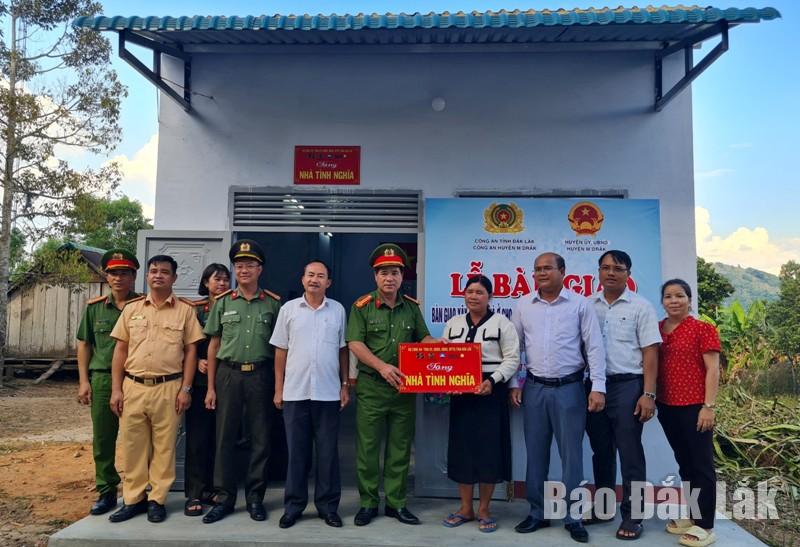 Lãnh đạo huyện MDrắk và Công an huyện bàn giao nhà tịnh nghĩa tặng gia đình H’Nghem Mlô.