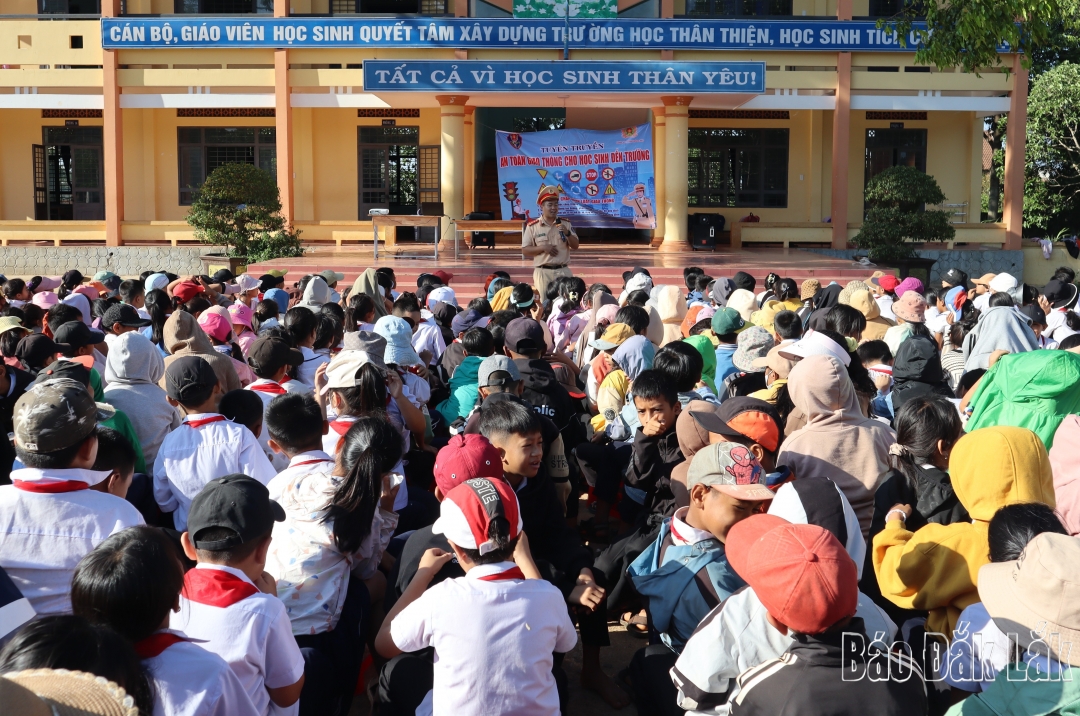 Cán bộ Đội Cảnh sát giao thông - Trật tự (Công an huyện Krông Pắc) tuyên truyền an toàn toàn giao cho học sinh Trường Tiểu học Cư Pul, xã Hòa Đông.