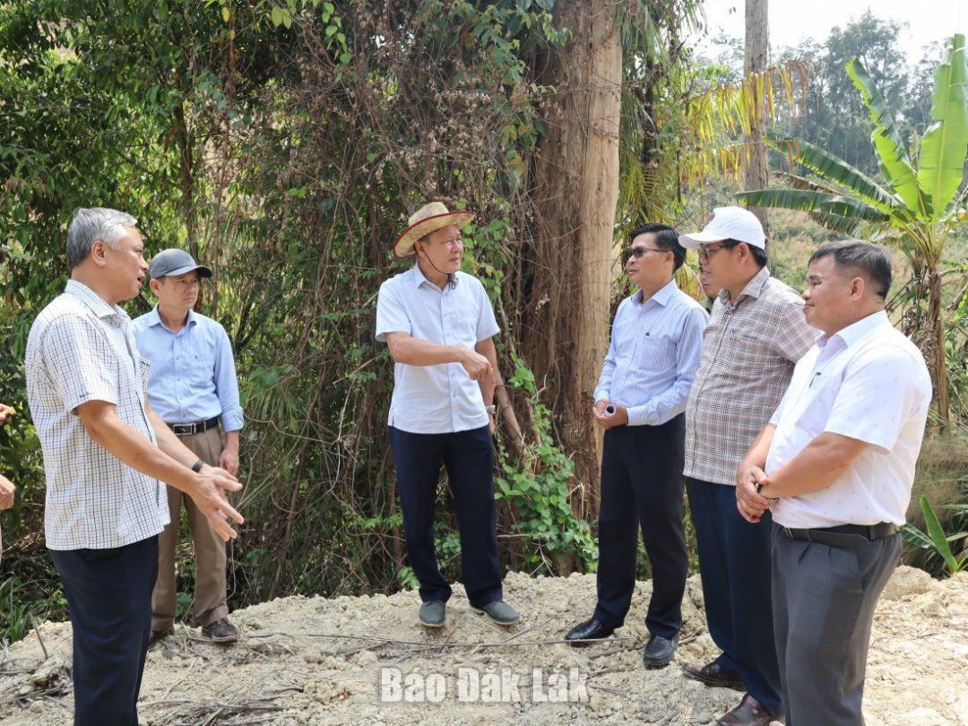 Đoàn giám sát HĐND tỉnh kiểm tra một vị trí bãi đổ thải Dự án cao tốc Khánh Hòa - Buôn Ma Thuột đoạn qua huyện Krông Bông.