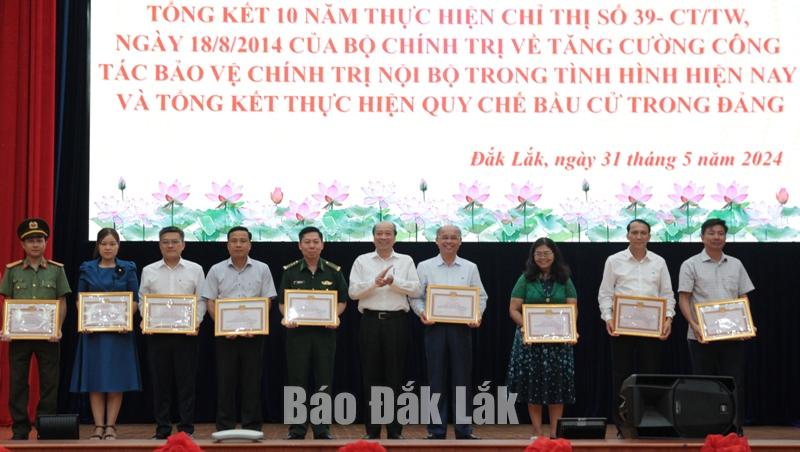 Phó Bí thư Tỉnh ủy, Chủ tịch UBND tỉnh Phạm Ngọc Nghị trao Bằng khen tặng các cá nhân.