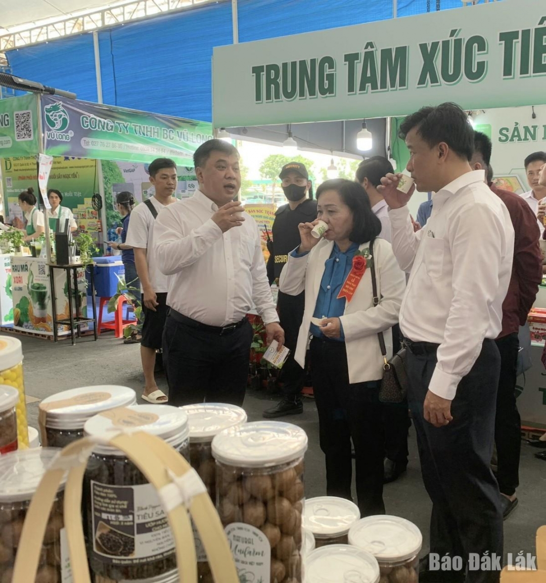 Khách tham quan thưởng thức cà phê tại gian hàng trưng bày, giới thiệu sản phẩm của tỉnh Đắk Lắk.