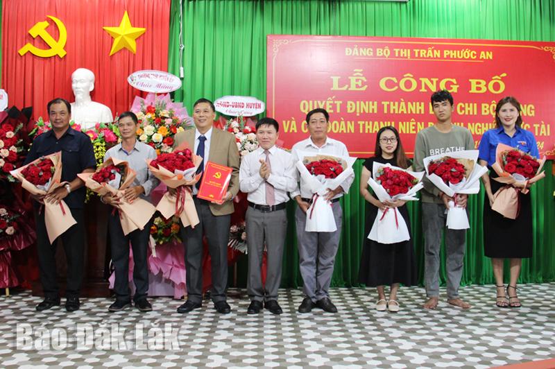 Bí thư Đảng ủy thị trấn Phước An Nguyễn Văn Hoan trao quyết định thành lập cho Chi bộ Doanh nghiệp Đức Tài.