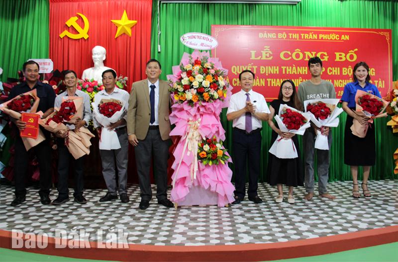 Phó Bí thư Thường trực Huyện ủy Krông Pắc Trần Quốc Vĩnh tặng hoa chúc mừng Chi bộ Doanh nghiệp Đức Tài.