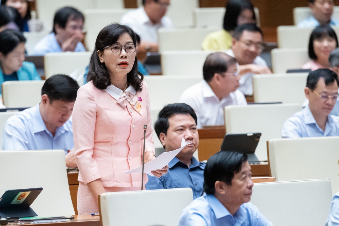 Đại biểu Nguyễn Thị Xuân (Đoàn ĐBQH Đắk Lắk) tham gia đóng góp ý kiến tại phiên làm việc. Ảnh: quochoi.vn