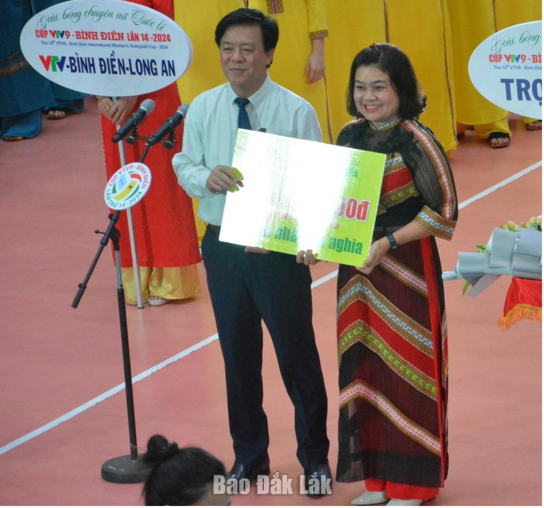Đồng chí H’Yim Kđoh, Phó Chủ tịch UBND tỉnh tiếp nhận kinh phí hỗ trợ của nhà tài trợ.
