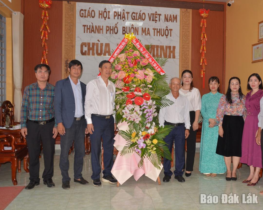 Lãnh đạo tỉnh tặng hoa, chúc mừng Đại lễ Phật đản tại chùa Phổ Minh.