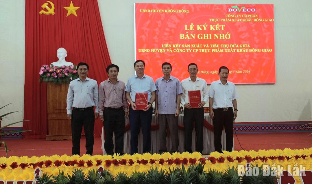 Đại diện UBND huyện Krông Bông và Công ty Cổ phần Thực phẩm xuất khẩu Đồng Giao ký kết biên bản ghi nhớ hợp tác.