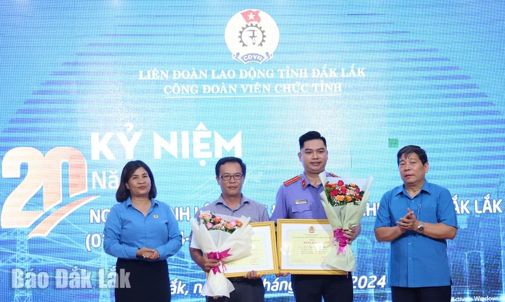 Tổng LĐLĐ Việt Nam tặng Bằng khen cho tập thể CĐCS Thanh tra tỉnh và 2 cá nhân thuộc CĐVC tỉnh vì đã có thành tích xuất sắc trong phong trào thi đua lao động giỏi và xây dựng tổ chức Công đoàn vững mạnh năm 2023. 