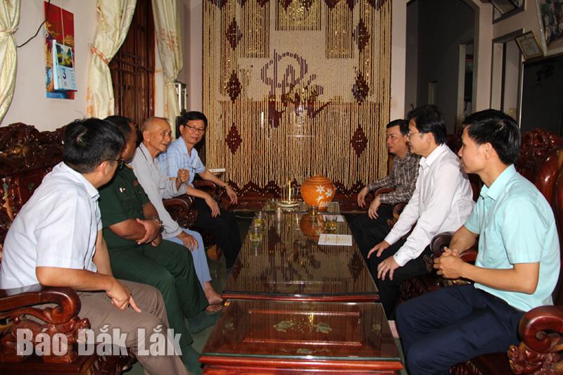 Đoàn công tác đến thăm hỏi  chiến sỹ Điện Biên Nguyễn Văn Miên (thôn 6A, xã Ea Kly).