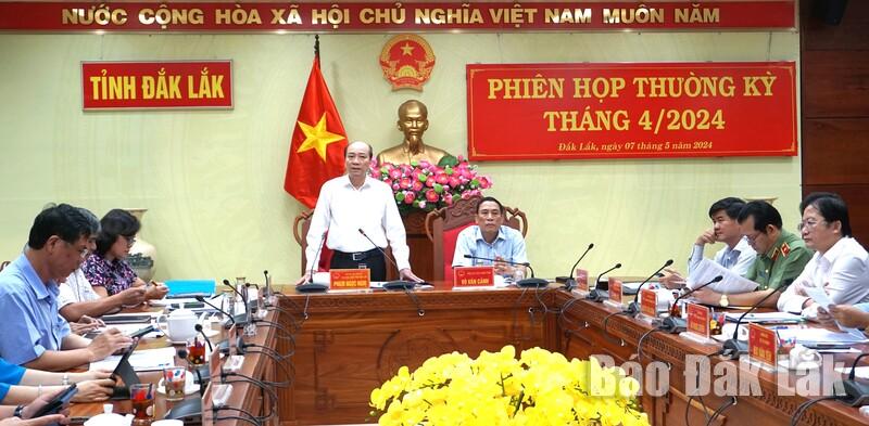 Chủ tịch UBND tỉnh Phạm Ngọc Nghị phát biểu tại phiên họp.