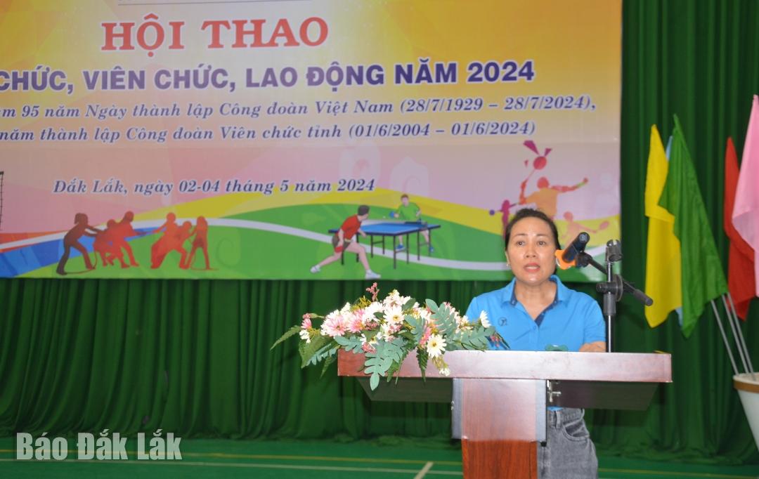 Chủ tịch Công đoàn Viên chức tỉnh Phạm Thị Anh Đức phát biểu khai mạc Hội thao.