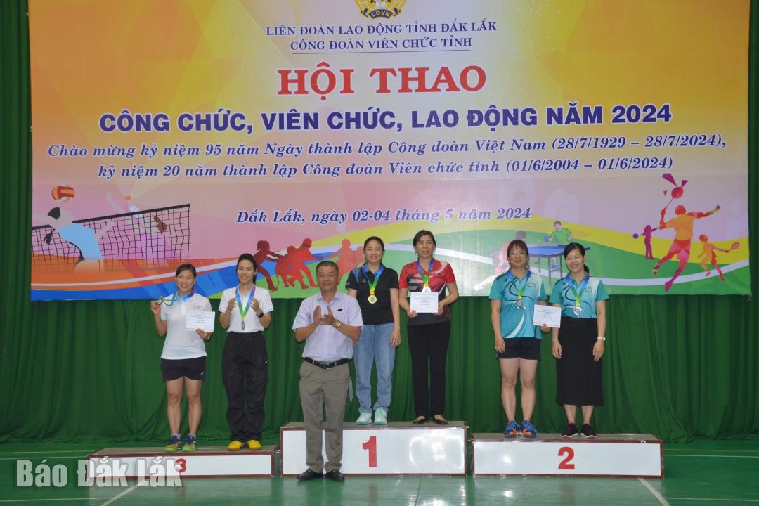 Ban tổ chức trao giải cho các vận động viên đoạt thành tích cao ở môn cầu lông.