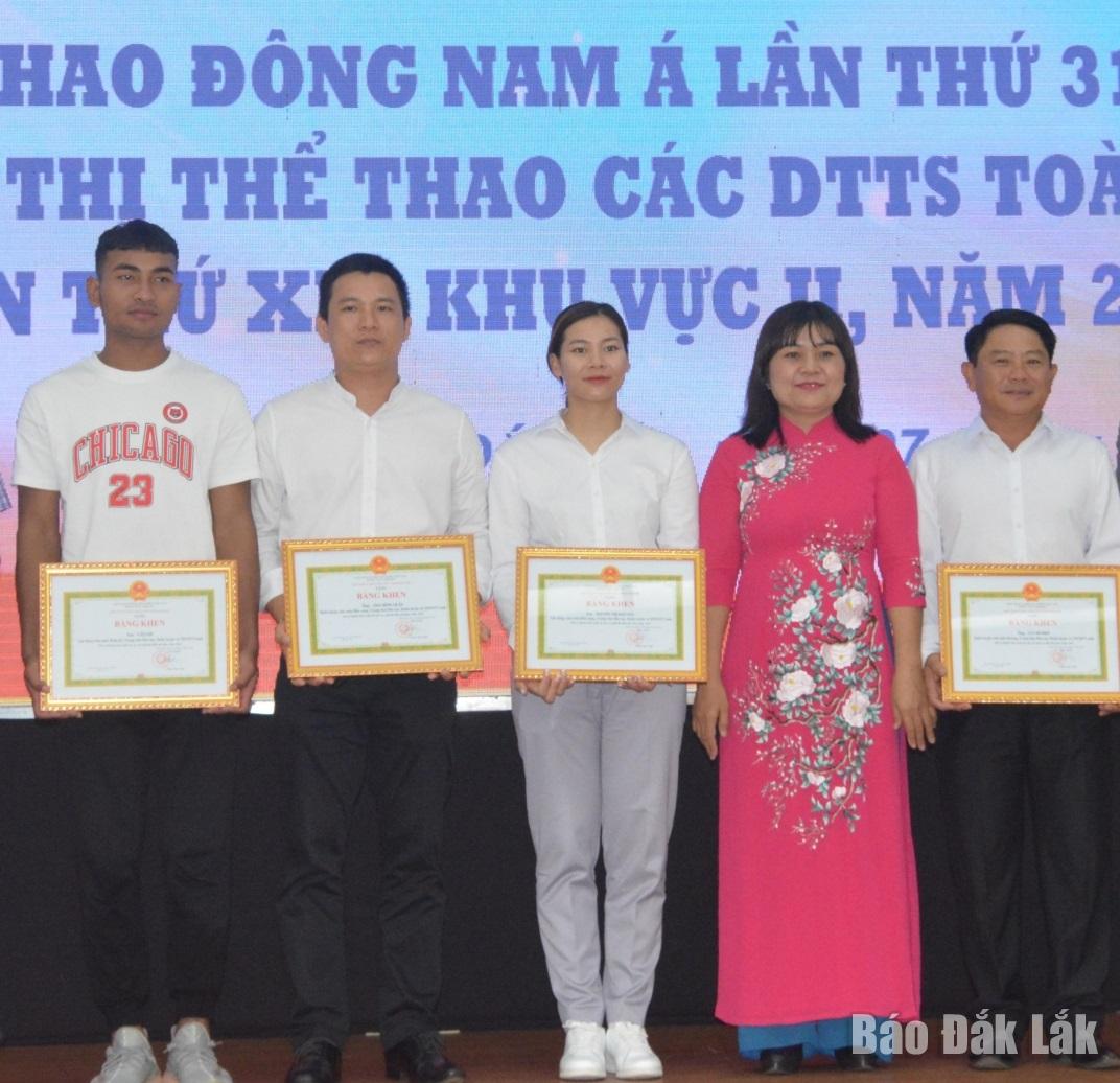 Cung thủ Nguyễn Thị Hải Châu (giữa) được nhận Bằng khen của UBND vì những thành tích đã đoạt được cho thể thao thành tích cao Đắk Lắk