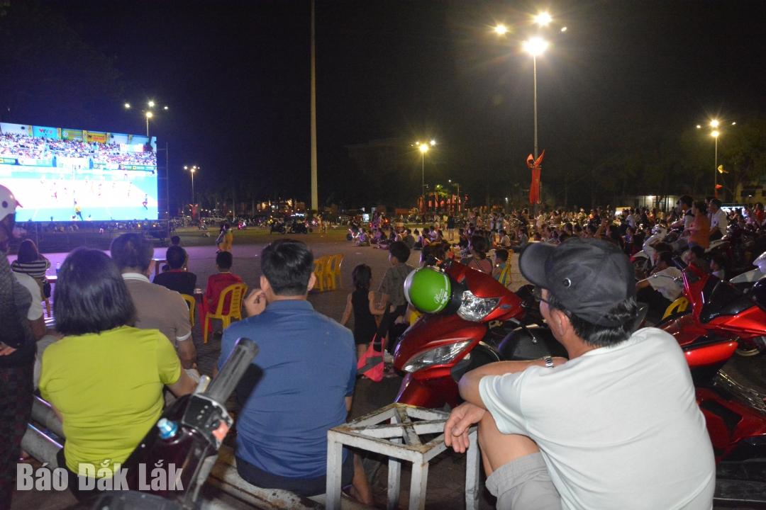Rất đông khán giả không được vào Nhà thi đấu Thể dục thể thao tỉnh tập trung tại Quảng trưởng 10/3 để theo dõi các trận đấu.