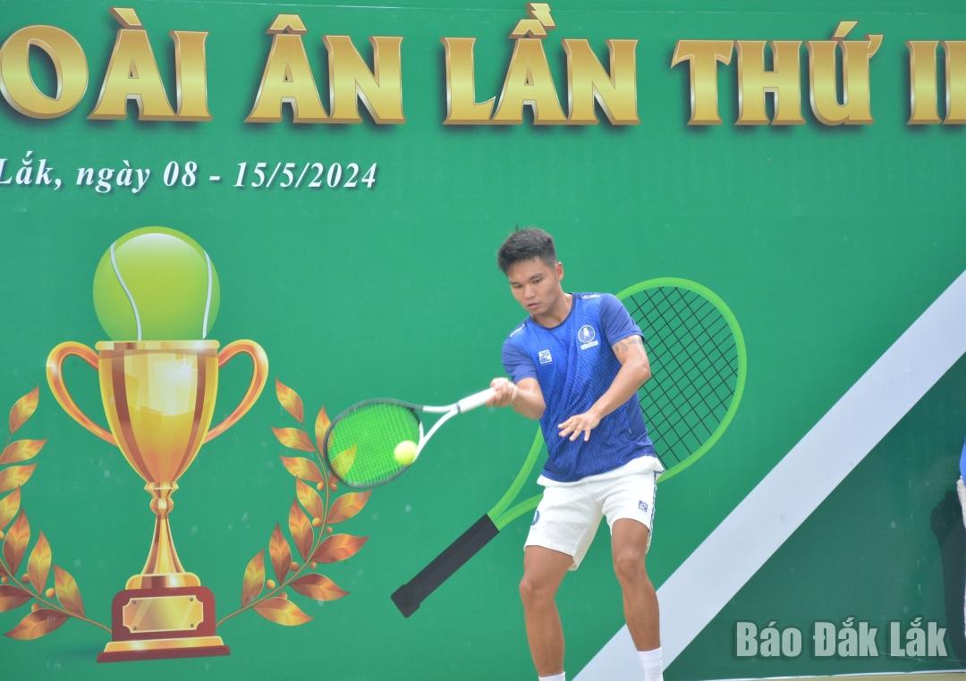 Trịnh Linh Giang dễ dàng đánh bại Nguyễn Văn Phương 2 - 0.