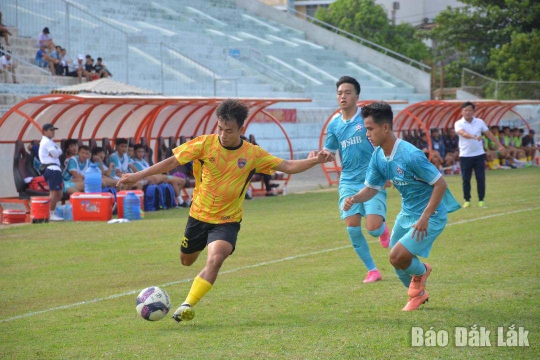 Một pha bóng dốc biên của cầu thủ chủ nhà áo vàng Câu lạc bộ Bóng đá Đắk Lắk Quang Thái.