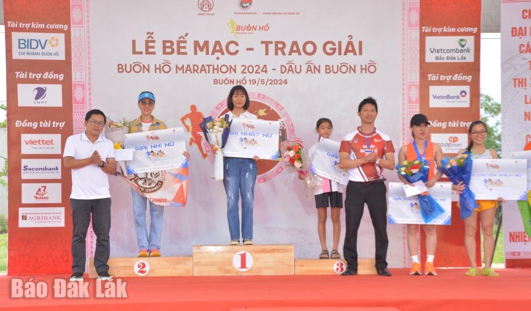 Ban tổ chức trao giải cho các vận động viên đoạt thành tích cao, nội dung nữ 5 km.