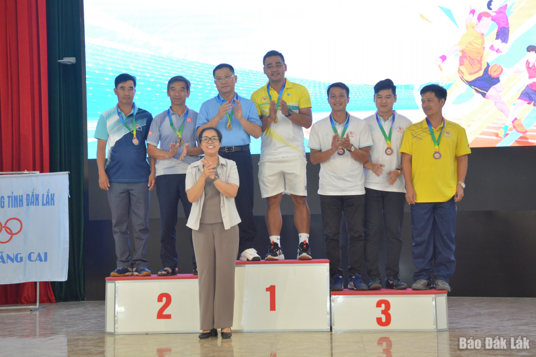 Đồng chí Huỳnh Thị Chiến Hòa, Chủ tịch HĐND tỉnh trao thưởng cho các vận động viên đoạt thành tích cao ở môn quần vợt.