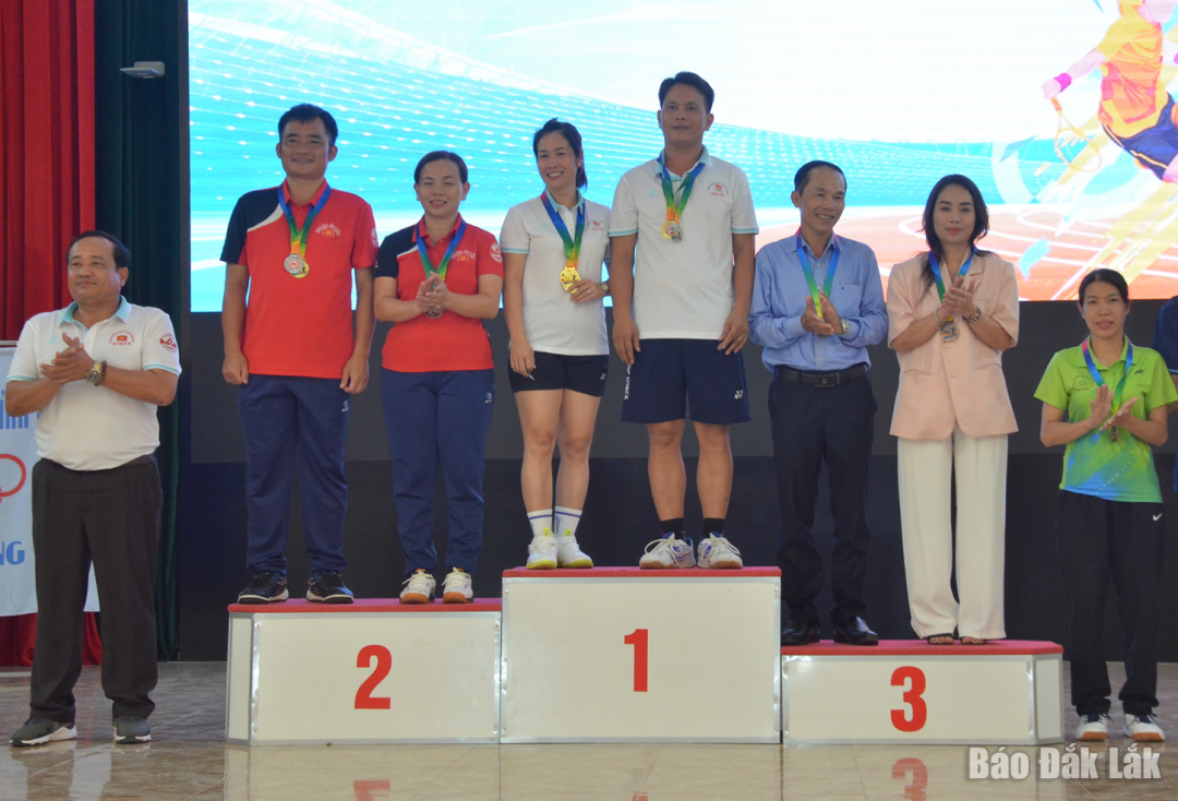 Ban tổ chức trao thưởng cho các vận động viên đoạt thành tích cao ở môn cầu lông.