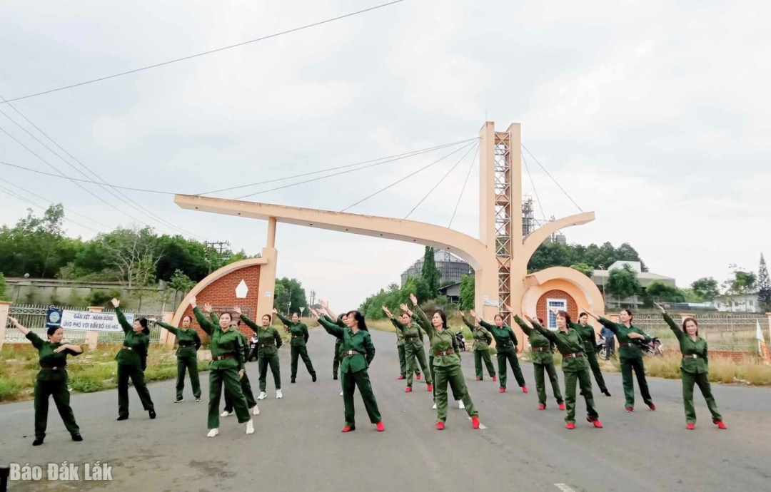 Hội LHPN xã Ea Đar đã tổ chức Đồng diễn Dân vũ trên nền nhạc bài hát Chiến thắng Điện Biên Phủ.