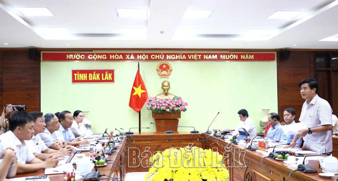 Phó Chủ tịch UBND tỉnh Nguyễn Thiên Văn giải trình các nội dung do Đoàn giám sát nêu ra.